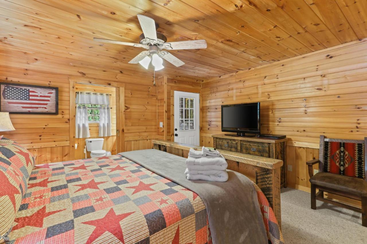 2 Separate Cabins Along A Peaceful Creek With Resort Amenities エリジェイ エクステリア 写真