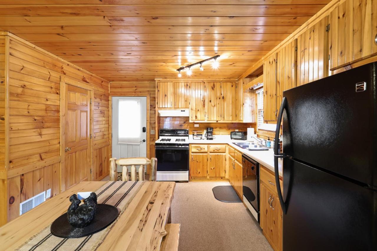 2 Separate Cabins Along A Peaceful Creek With Resort Amenities エリジェイ エクステリア 写真